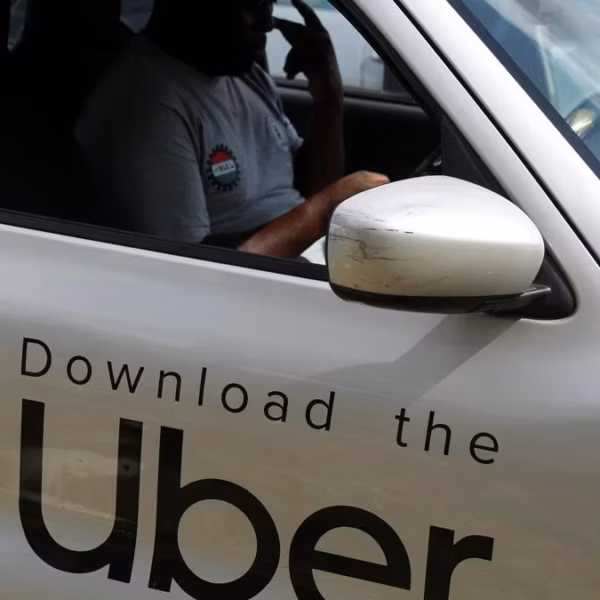 Машина Uber с логотипом Uber изнутри и снаружи