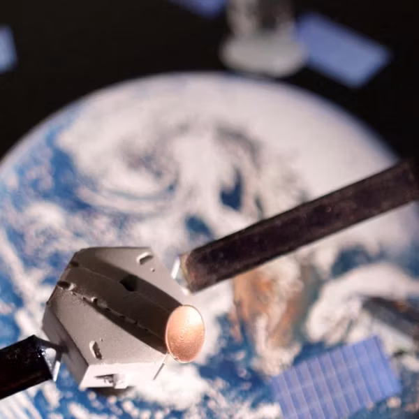 Модуль спутника с солнечными панелями и Земля в космосе