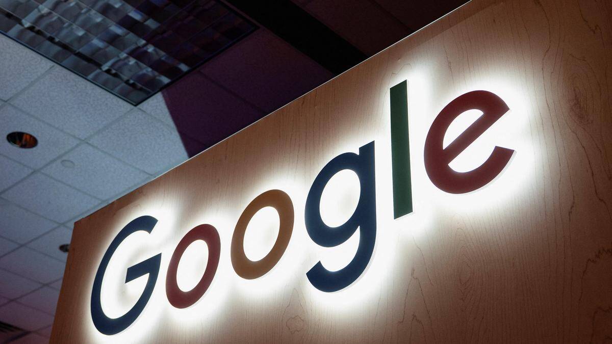 Вывеска Google со светящейся подсветкой на стене