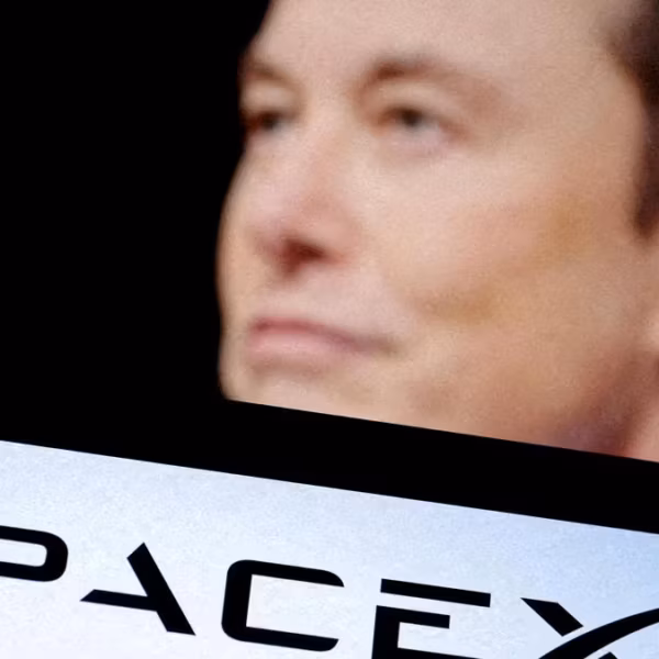Человек держит изделие с логотипом SpaceX