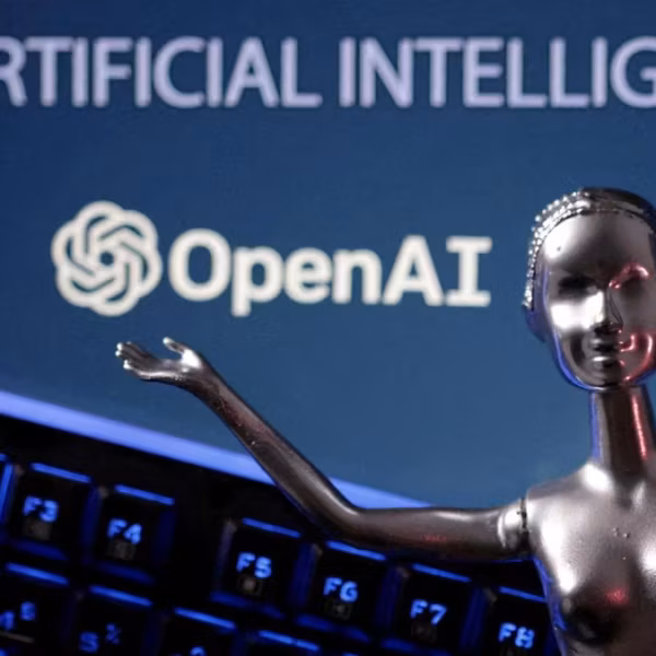 робот-манекен рядом с клавиатурой OpenAI и экраном