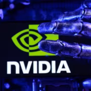 Логотип Nvidia на устройстве с синей подсветкой