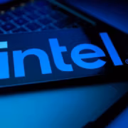 Мощный смартфон с логотипом intel на экране