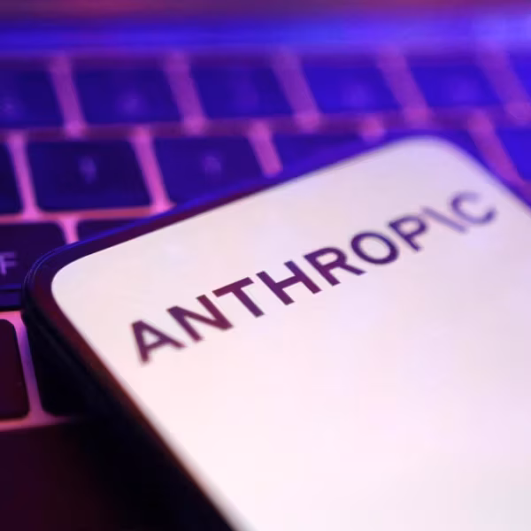 На смартфоне экран с текстом Anthropic и название Claude Mythos