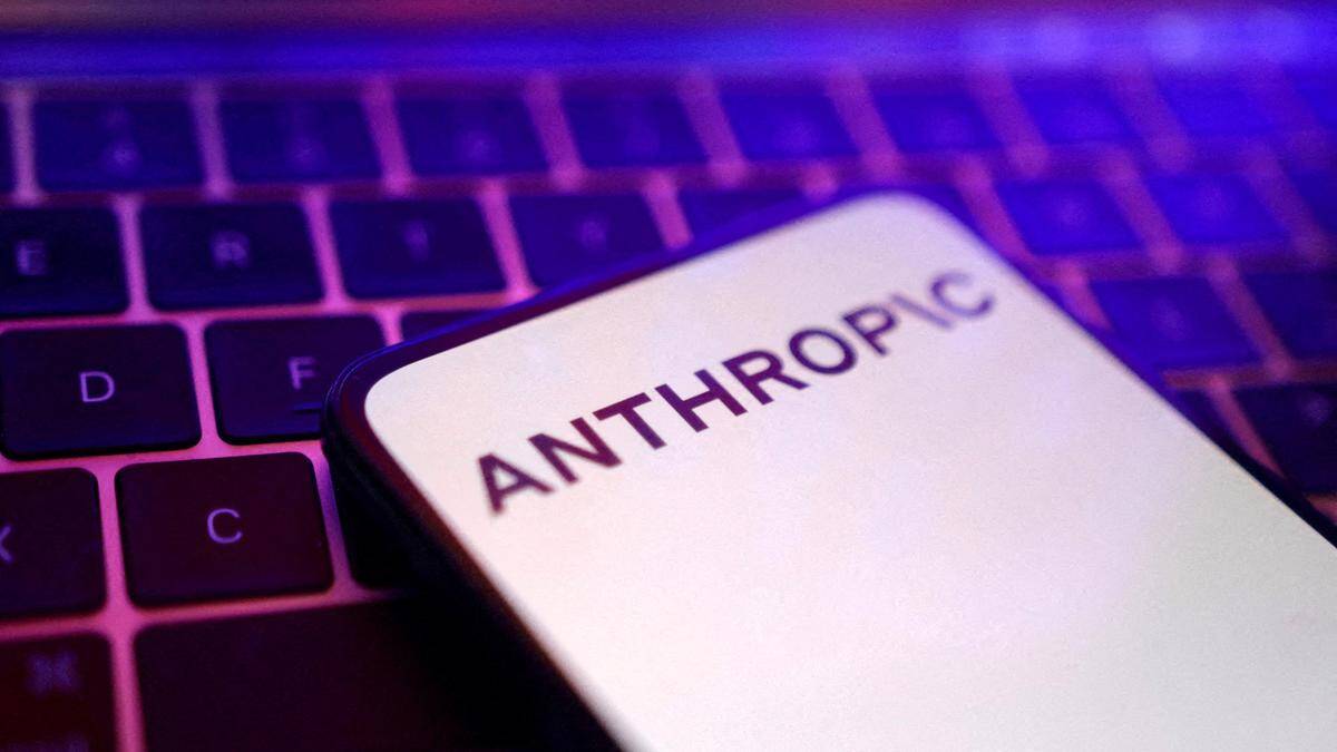 Айфон с надписью Anthropic на экране клавиатура в фоне