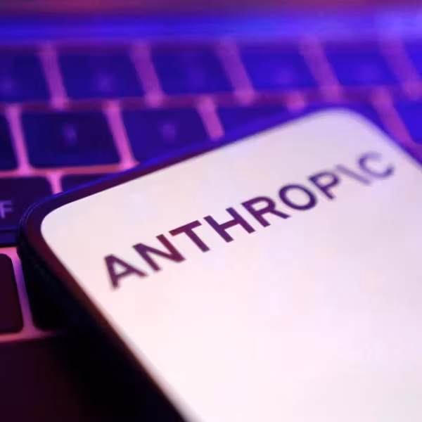Айфон с надписью Anthropic на экране клавиатура в фоне