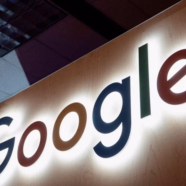 Логотип Google на деревянной стене светящимся шрифтом