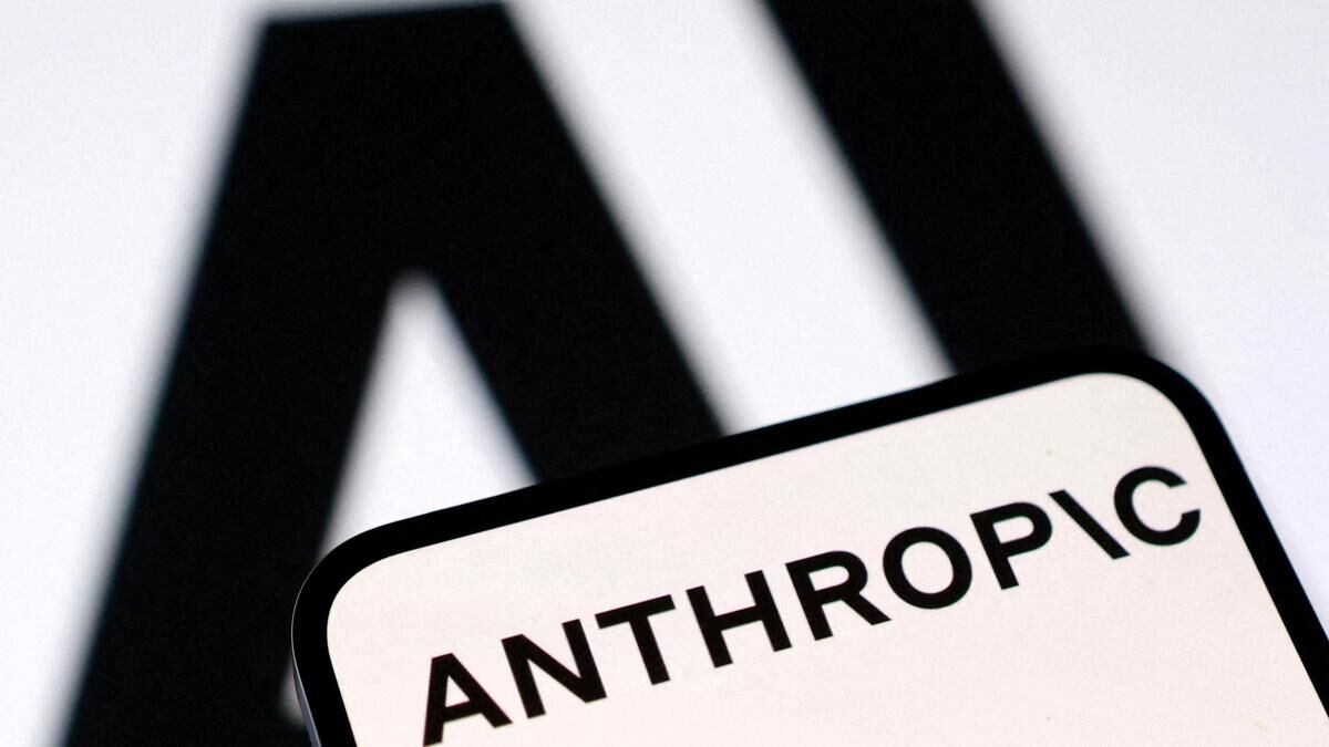 Текст Anthropic на смартфоне рядом с крупной буквой A