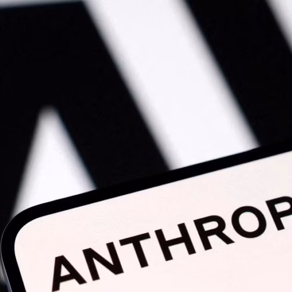 Текст Anthropic на смартфоне рядом с крупной буквой A
