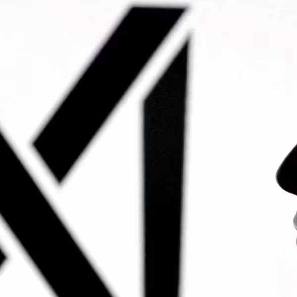 силуэт человека и логотип X на стене