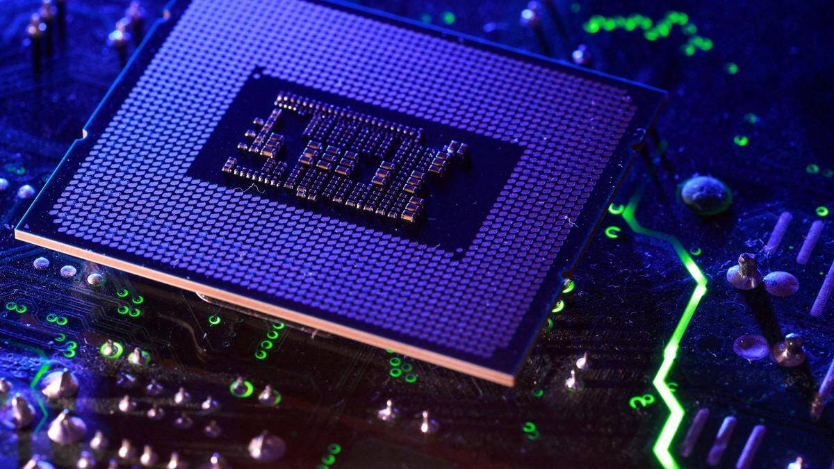 Компьютерный процессор Intel на материнской плате