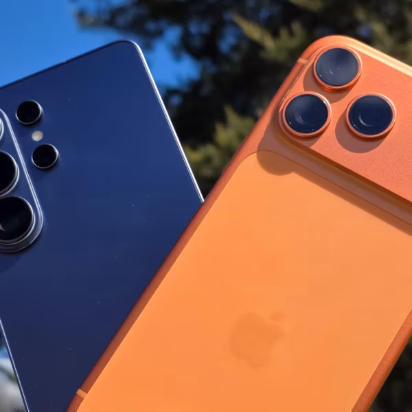 Два iPhone 13 Pro и iPhone 14 Pro на свежем воздухе