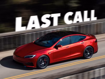 Красная Tesla Model S на дороге с надписью LAST CALL
