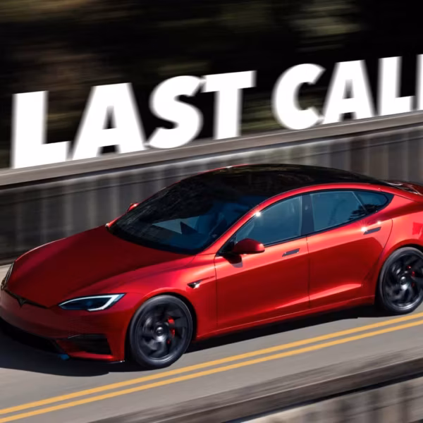 Красная Tesla Model S на дороге с надписью LAST CALL