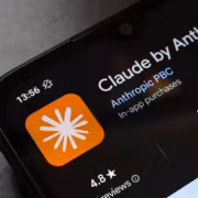 Экран смартфона с иконкой Claude от Anthropic в магазине приложений