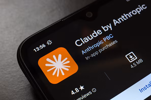 Экран смартфона с иконкой Claude от Anthropic в магазине приложений