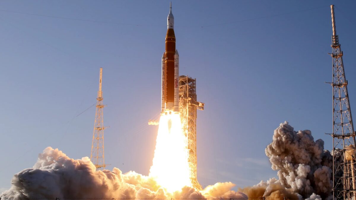 Ракета Artemis 2 запускается со стартовой площадки Rocket Lab