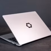 Легкий ноутбук Framework с серебристым корпусом