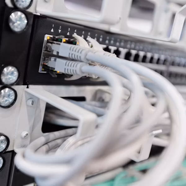 Коммуникационный сервер с сетевыми кабелями и коммутаторами