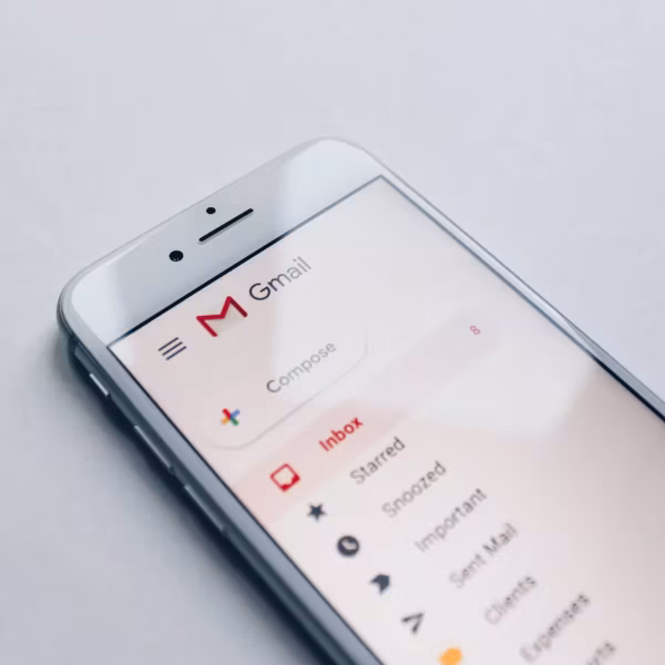 смартфон с открытым приложением Gmail на экране