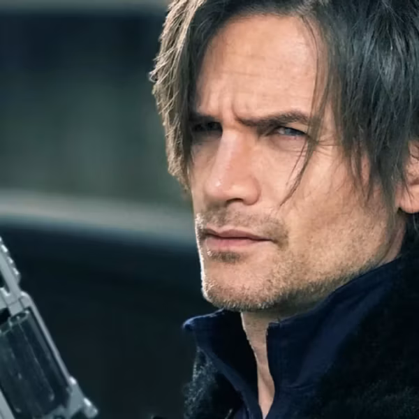 Косплей Леона Кеннеди из Resident Evil Requiem SambuZ с пистолетом в руке