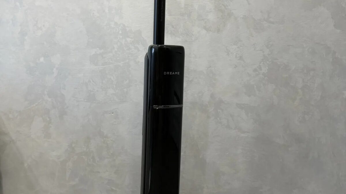 Пылесос Dreame G12S Pro в вертикальной стойке