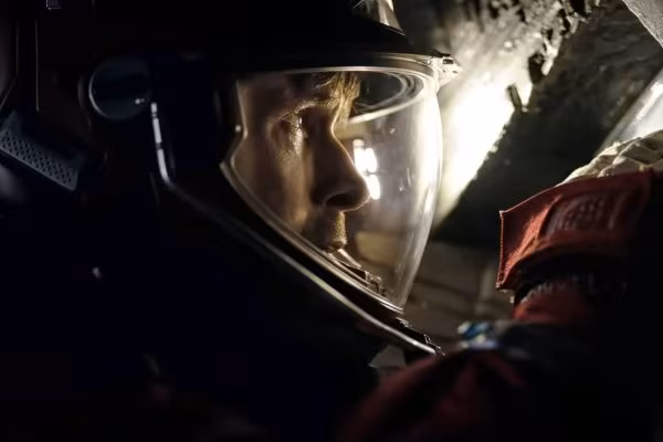 Пилот в шлеме с прозрачным визором «Конец света»