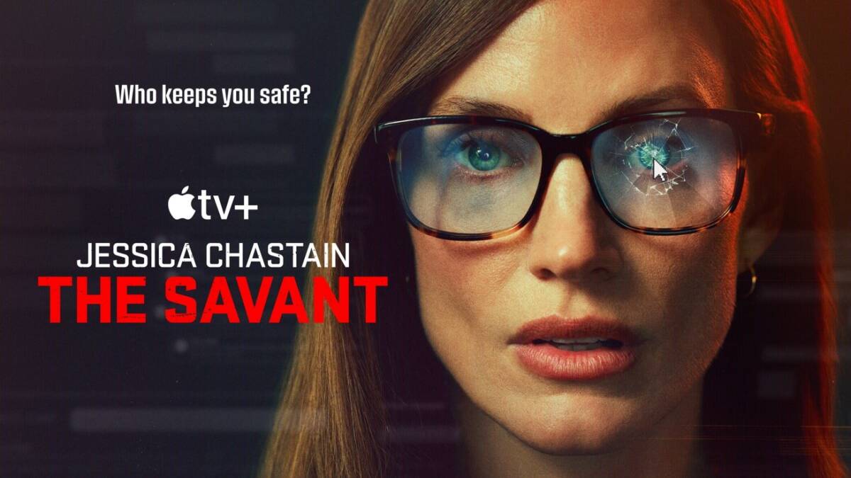 Женщина в очках с разбитым стеклом и надписью The Savant