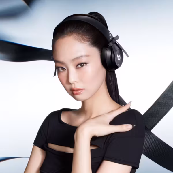 Модель женщины в наушниках Beats Solo 4 наушники