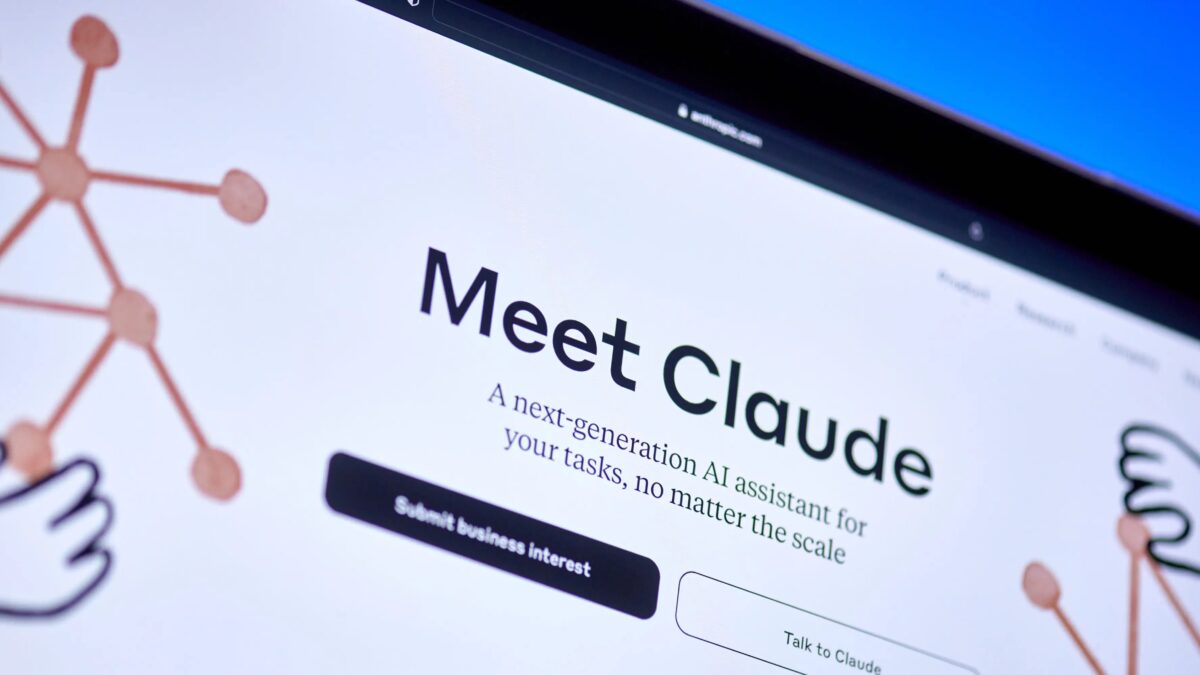 экран сайта Meet Claude с логотипом и графическими элементами