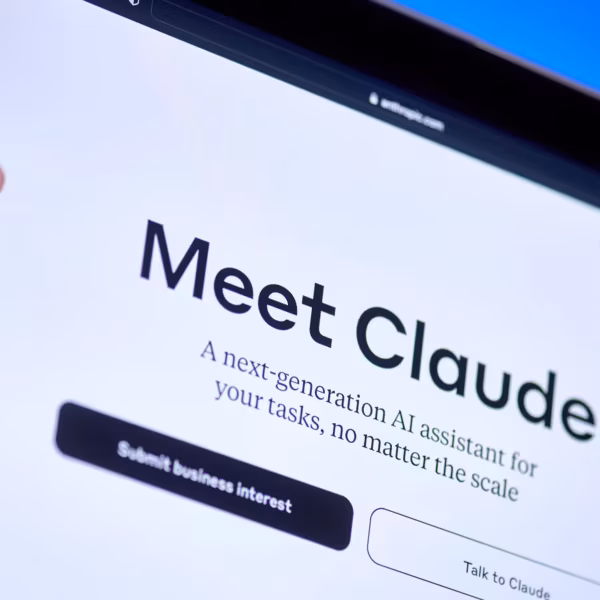 экран сайта Meet Claude с логотипом и графическими элементами