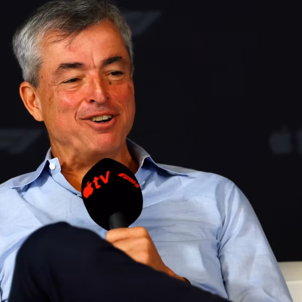 Эдди Кью в студии с микрофоном iTunes