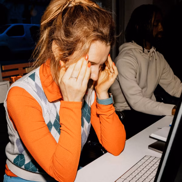 Женщина за компьютером, Django и AI-агенты, стресс