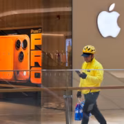 Человек в желтой куртке и шлеме с телефоном вокруг