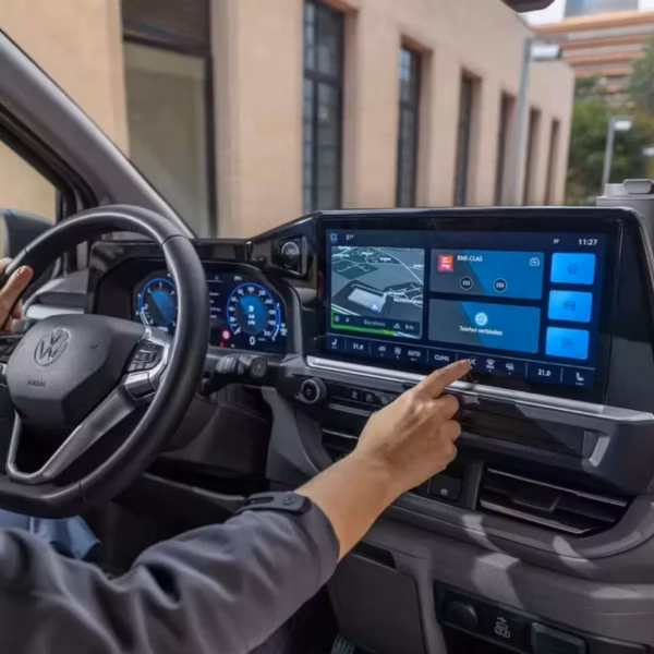 Интерьер автомобиля Volkswagen Basecamp с сенсорным экраном