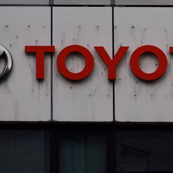 Знак Toyota и логотип на стене здания