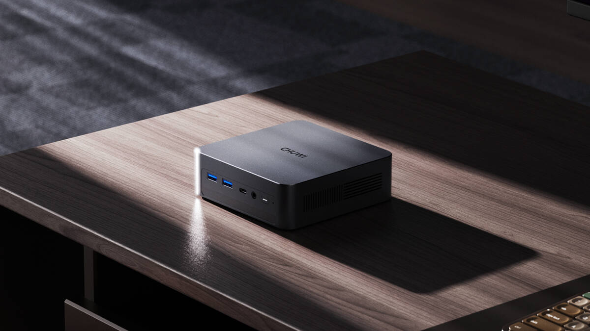 Мини-ПК Chuwi AuBox X на деревянном столе