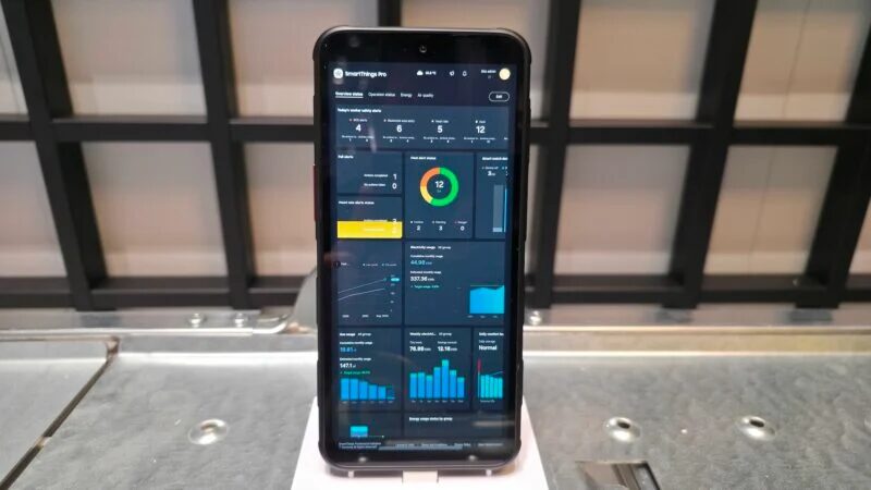 Телефон с обновлённым приложением SmartThings для Android