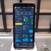 Телефон с обновлённым приложением SmartThings для Android