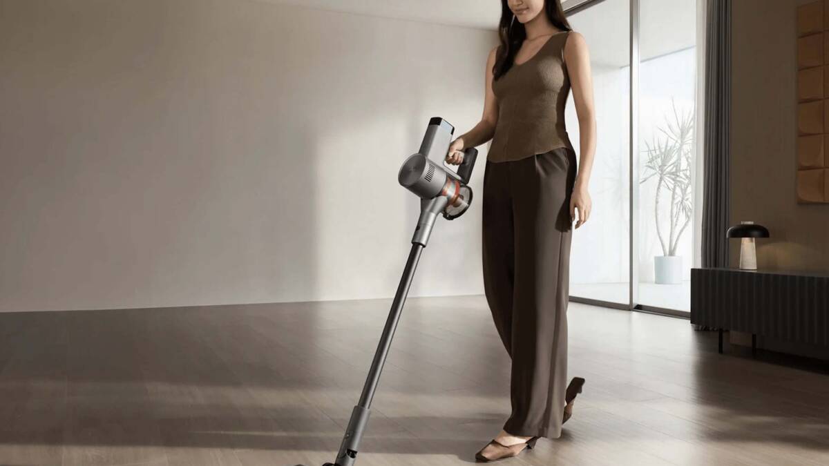 Женщина использует беспроводной пылесос Xiaomi G30 Max