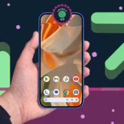 Рука держит смартфон Google Pixel с Android 17 Beta 4