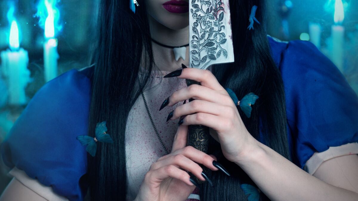 Косплей Алисы из American McGee's Alice российская модель