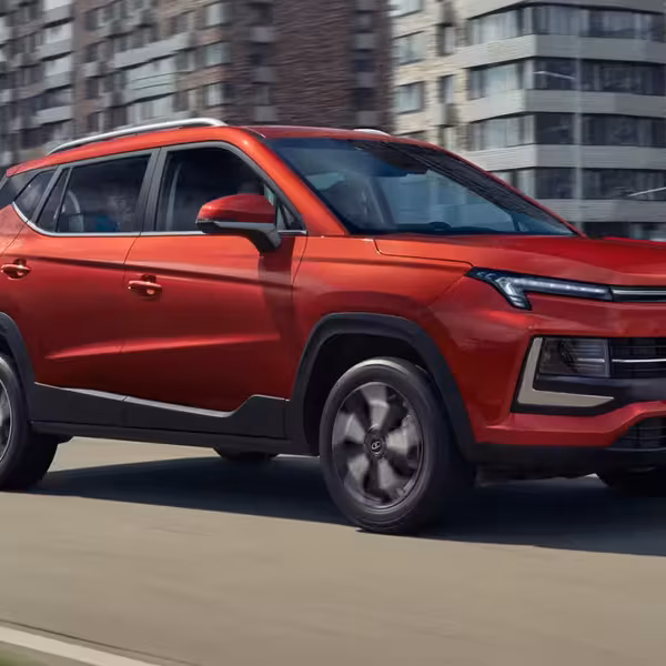 Красный электромобиль Москвич 3 едет по городу