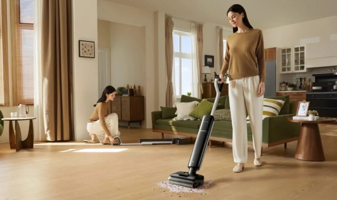 Две женщины используют Dreame G12S Pro в гостиной