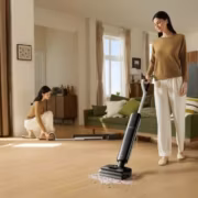 Две женщины используют Dreame G12S Pro в гостиной