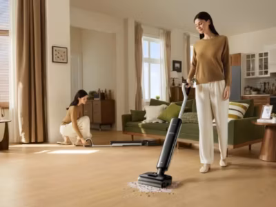 Две женщины используют Dreame G12S Pro в гостиной