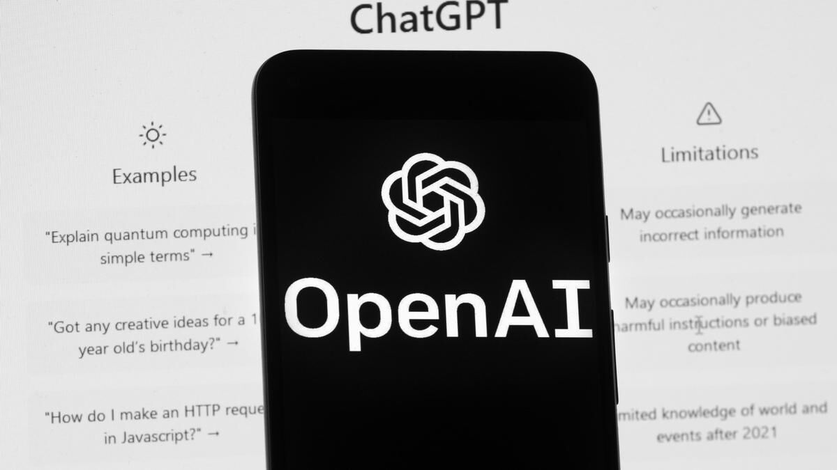 Смартфон с логотипом OpenAI на экране и белым текстом