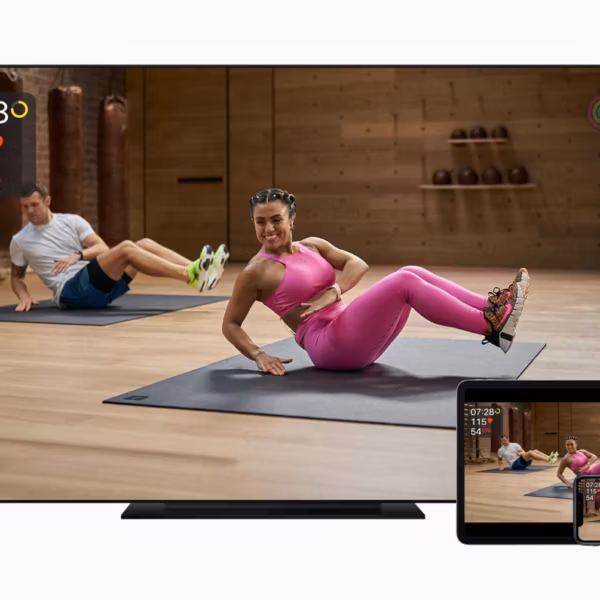Фитнес-экраны Apple с женщиной и мужчиной тренируются