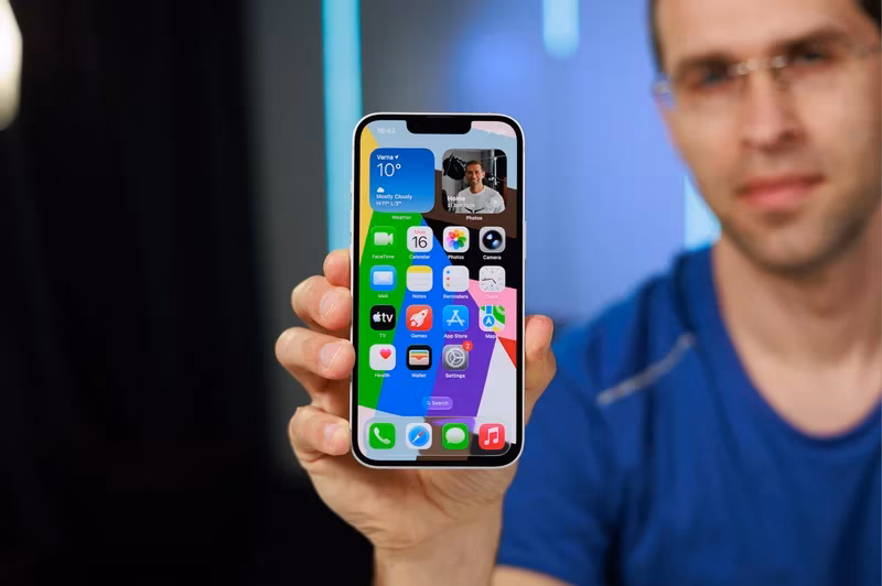 iPhone 13 показывает домашний экран с приложениями