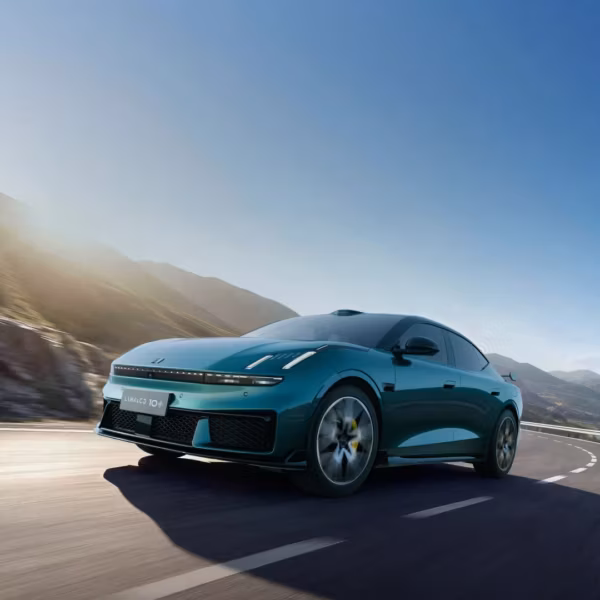 Электромобиль Lynk&Co 10+ движется по дороге в горах